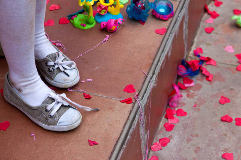 一个人,横图,室外,白天,聚会,时尚,纯洁,玩具,鞋子,罗马尼亚,庆祝,首都,可爱,童年,童趣,摄影,童真,烂漫,无邪,布加勒斯特,五彩纸屑,天真,心型,彩图