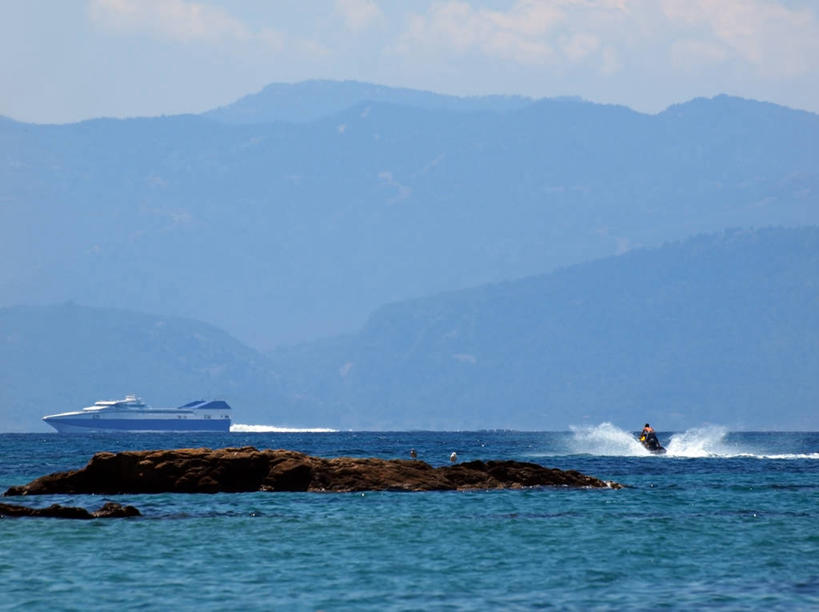 成年人,一个人,横图,室外,白天,度假,海浪,山,山脉,船,希腊,仅一个男性,溅,云,蓝色,自然,运输,摄影,享乐,爱琴海,渡轮,斯基亚索斯岛,岩石,休闲活动,彩图