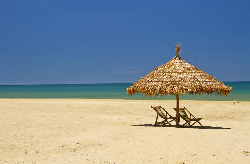 无人,家,横图,室外,白天,留白,度假,海洋,椅子,越南,沙子,房屋,屋顶,屋子,草屋,水平线,顶棚,住宅,天空,茅草屋,摄影,保护,宁静,岘港,海滩,彩图,房子,茅舍,茅屋,小屋