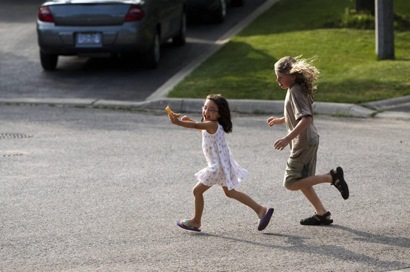 西方人,儿童,头发,两个人,跑,横图,室外,白天,纯洁,街道,汽车,欧洲,加拿大,欧洲人,阴影,休闲装,草,小孩,金色,可爱,乐趣,童年,童趣,摄影,接,享乐,童真,烂漫,无邪,天真,男孩,女孩,白种人,孩子,彩图,欢乐