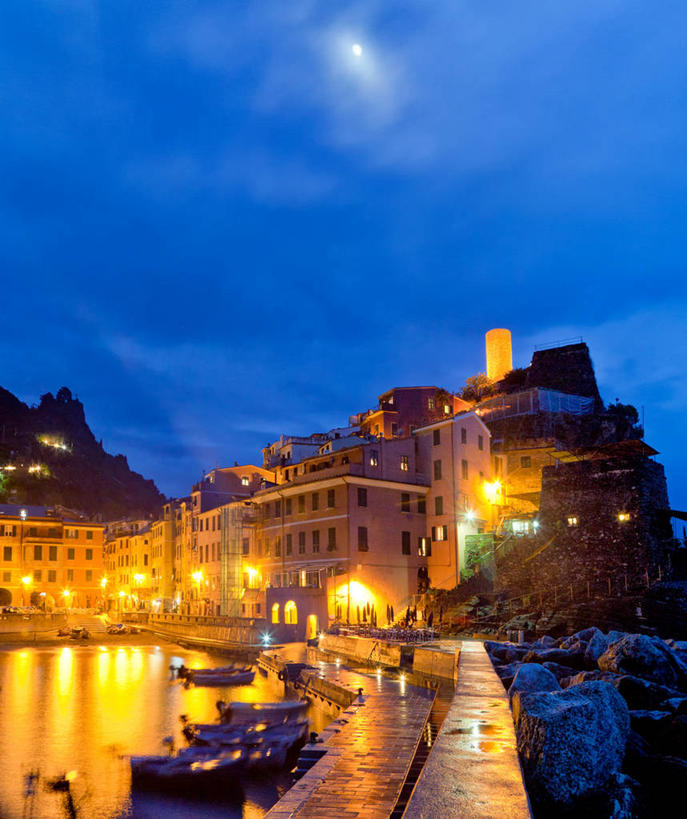 无人,竖图,室外,夜晚,建筑,船,意大利,欧洲,停靠,反射,乡村,月亮,云,天空,运输,摄影,宁静,照亮,照明设备,南欧,停泊,意大利文化,意大利共和国,利古里亚,利古里亚大区,五渔村,五乡地,岩石,彩图