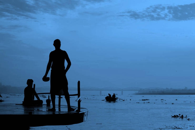 成年人,两个人,站,坐,横图,室外,河流,水,印度,云,黎明,祈祷,摄影,宁静,剪影,印度文化,圣人,灵性,瓦拉纳西,恒河,印度次大陆,彩图