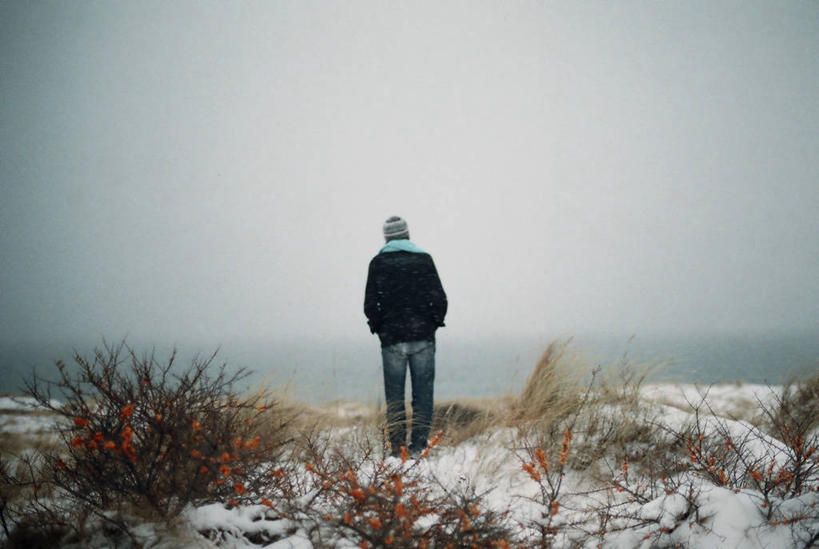 成年人,老年人,一个人,站,横图,室外,白天,海洋,湖,雪,丹麦,仅一个男性,仅一个人,仅一个中年男性,海岸线,水平线,冬天,背面,自然,寒冷,摄影,灌木,斯卡恩,男人,男性,中年男性,彩图,独处