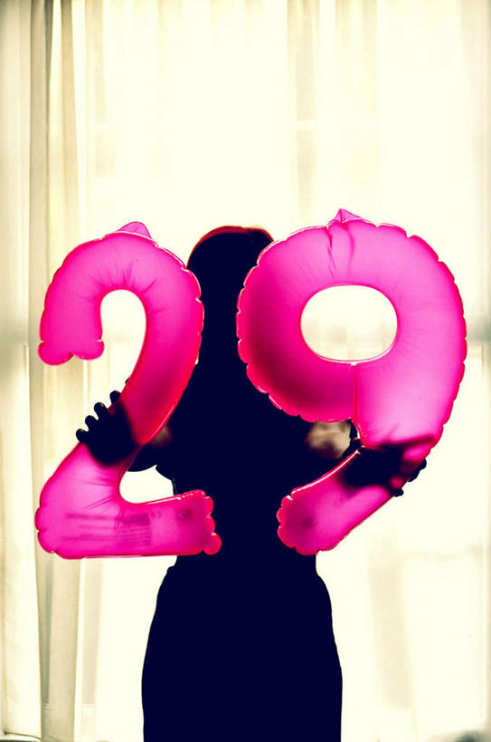 成年人,一个人,站,竖图,室内,白天,生日,通讯,窗户,英国,仅一个女性,庆祝,数字,拿着,摄影,照亮,剪影,梅德斯通,半身,彩图