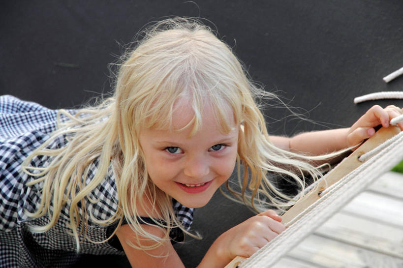 西方人,儿童,头发,一个人,躺,微笑,横图,室外,特写,白天,快乐,幸福,纯洁,吊床,瑞典,欧洲,欧洲人,仅一个女性,仅一个人,拿着,小孩,仅一个小孩,金色,可爱,乐趣,童年,童趣,摄影,享乐,肖像,童真,烂漫,无邪,天真,女孩,女人,女性,白种人,孩子,半身,彩图,隆德市,女生