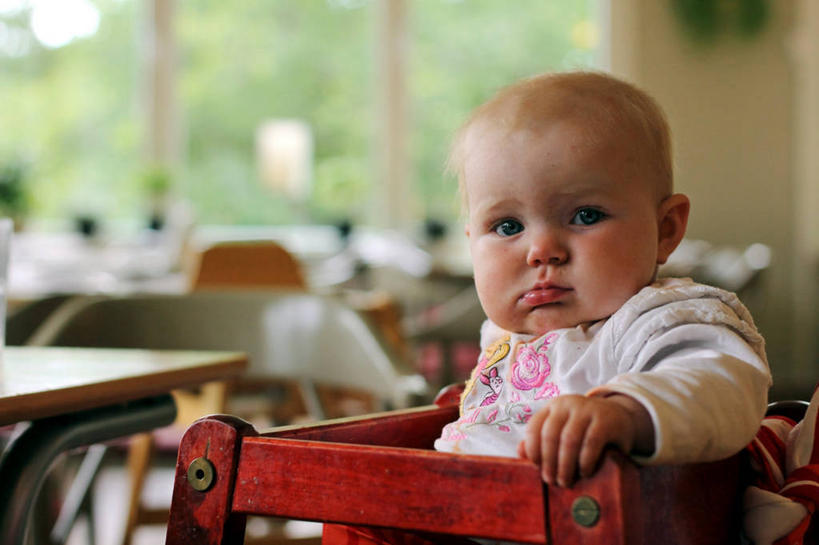 西方人,婴儿,儿童,脸,头,脸颊,一个人,坐,横图,室内,婴儿服装,纯洁,瑞典,欧洲,欧洲人,仅一个人,高脚椅,肩膀,小孩,可爱,摄影,活泼,宝宝,肖像,等,饥饿,纯真,烂漫,无邪,伶俐,天真,白种人,孩子,头部,脸部,脸蛋,面部,彩图,饿