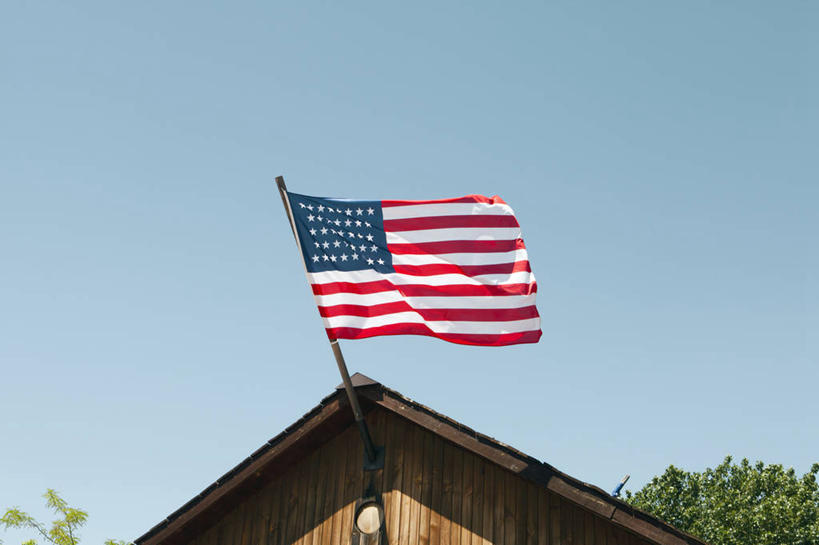 无人,横图,室外,白天,旗帜,西班牙,摇摆,条纹,屋顶,美国国旗,摄影,身份,爱国主义,万里无云,彩图