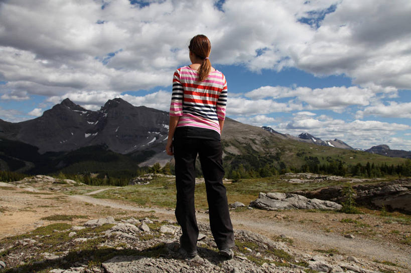 成年人,一个人,站,横图,室外,白天,旅游,度假,美景,山,加拿大,仅一个女性,条纹,地形,景观,云,休闲装,娱乐,背面,风景,天空,自然,享受,休闲,景色,放松,摄影,马尾辫,享乐,自然风光,卡尔加里,亚伯达,冒险,彩图,独处
