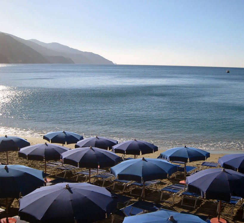 无人,横图,俯视,室外,白天,度假,海洋,山,意大利,许多,伞,雨伞,遮阳伞,水平线,很多,阳伞,蓝色,自然,摄影,保护,宁静,太阳伞,意大利文化,万里无云,利古里亚大区,海滩,彩图,高角度拍摄,蒙泰罗索