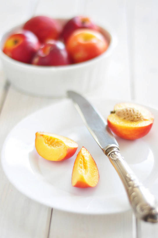 点心,面包,无人,竖图,室内,特写,白天,水果,保加利亚,切开,食品,面点,油桃,吐司,饮食,食物,糕点,盘子,碗,夏天,切,摄影,法式面包,清新,餐刀,横截面,剖面,吐司面包,切面,健康食物,瓦尔纳,彩图,多士,听型面包