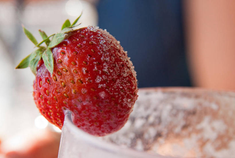 牛奶,一个人,横图,室内,特写,草莓,水果,叶子,西班牙,冰,饮品,饮食,饮料,摄影,可口,清新,健康食物,适口,草莓奶昔,玻璃杯,彩图