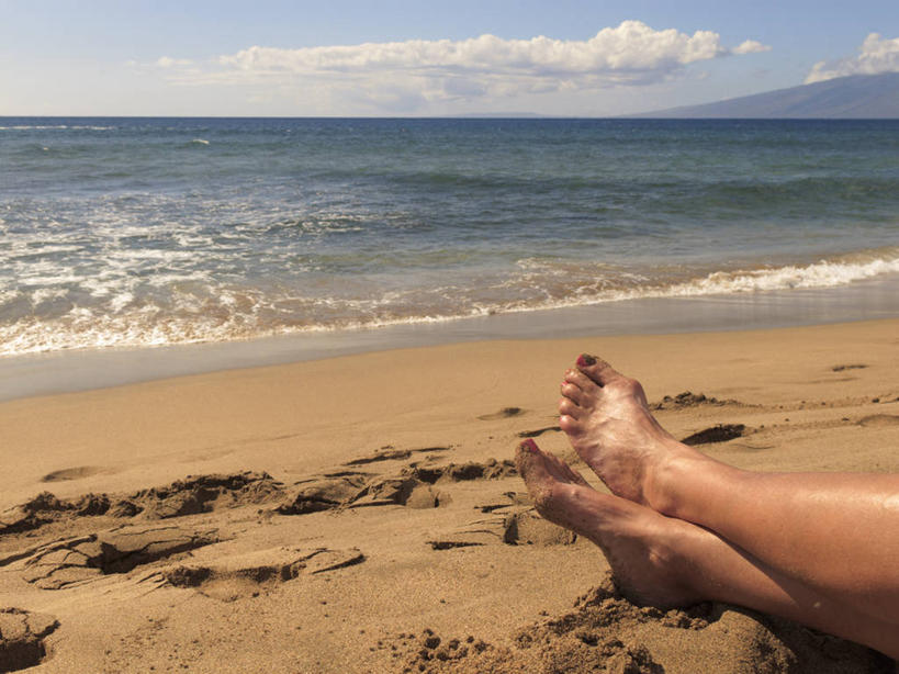 成年人,腿,一个人,横图,室外,白天,度假,海浪,海洋,美国,仅一个女性,沙子,水平线,云,天空,自然,放松,摄影,宁静,部分,夏威夷群岛,四肢,太平洋岛屿,海滩,休闲活动,双腿交叉,彩图,毛伊岛