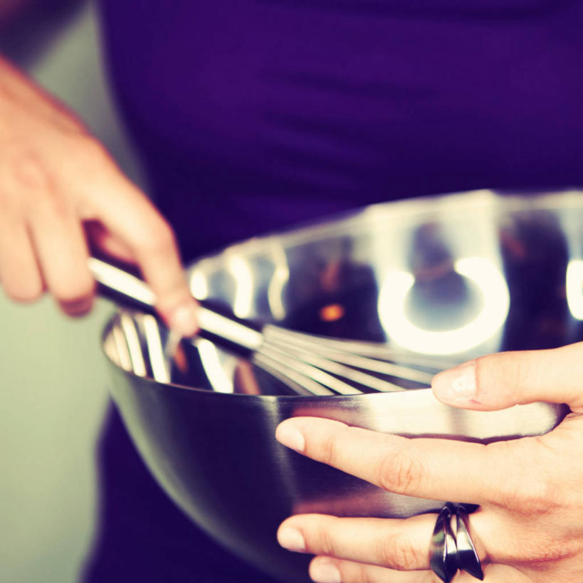 成年人,手,一个人,方图,室内,特写,白天,奥地利,维也纳,仅一个女性,准备,金属,首都,拿着,饮食,戒指,搅拌器,碗,摄影,混合,烹调,彩图