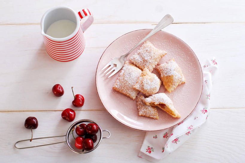 无人,横图,室内,白天,樱桃,水果,瑞士,条纹,叉,意大利食品,饮食,饮料,粉色,红色,白色,盘子,甜食,诱惑,摄影,清新,洗碗布,意大利馄饨,糖粉,彩图