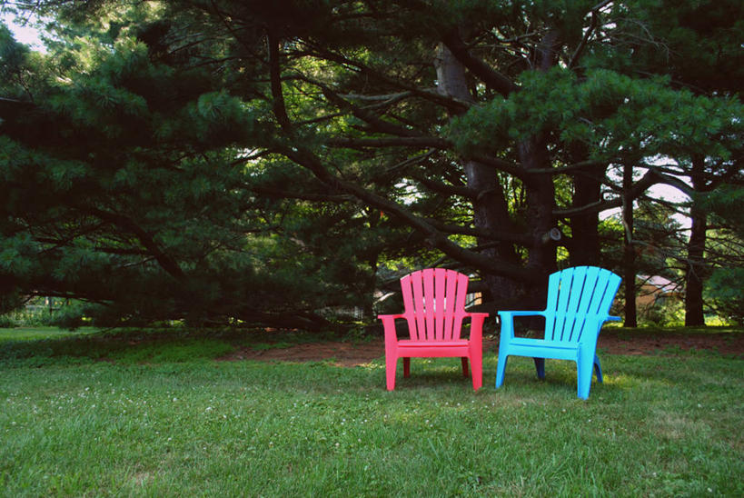 无人,横图,室外,白天,草坪,椅子,美国,草,树,红色,蓝色,自然,放松,摄影,北美,北美洲,美洲,北亚美利加洲,亚美利加洲,密歇根,密歇根州,貂熊州,狼獾之州,狼獾州,布里奇波特,彩图,美利坚合众国