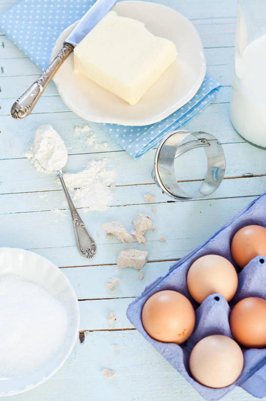 牛奶,无人,竖图,俯视,室内,桌子,准备,木制,鸡蛋,面粉,生食,黄油,食品,饮料,盘子,餐巾,汤匙,摄影,清新,餐刀,鸡蛋盒,匈牙利共和国,彩图,高角度拍摄,成分