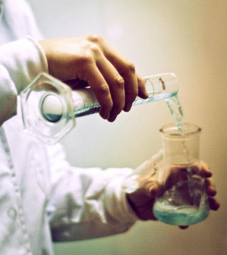 手,一个人,竖图,室内,特写,西班牙,倒,准备,研究,工作,烧瓶,试管,液体,实验室,拿着,蓝色,探索,摄影,部分,实验服,彩图