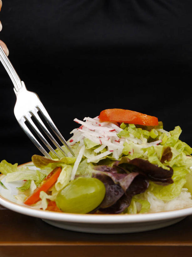 无人,竖图,特写,留白,蔬菜,黑色背景,叉,沙拉,食品,饮食,摄影,清新,瘦身,健康食物,彩图,影棚拍摄