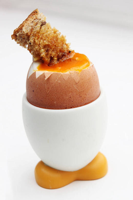 无人,竖图,特写,白色背景,英国,蛋黄,鸡蛋,饮食,摄影,蛋杯,清新,健康食物,彩图,影棚拍摄