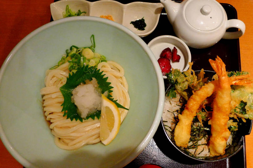 面条,无人,横图,俯视,室内,白天,桌子,日本,日本文化,日本料理,饮食,盘子,茶壶,碗,乌冬面,摄影,清新,健康食物,海产,彩图,高角度拍摄,装饰菜