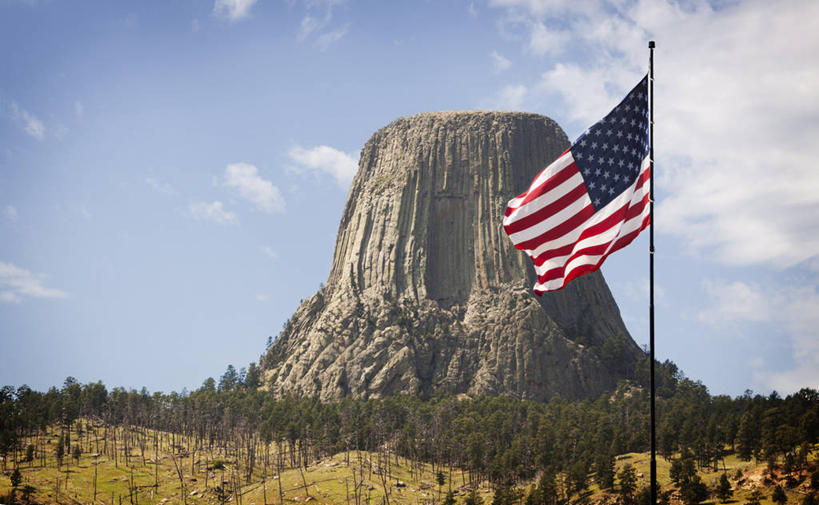 无人,横图,室外,白天,旗帜,美国,云,纪念碑,飞,草,自然,美国国旗,摄影,北美,北美洲,岩层,美洲,身份,怀俄明州,怀俄明,爱国主义,北亚美利加洲,亚美利加洲,平等之州,魔鬼塔,魔鬼塔国家纪念碑,自然地理,岩石,彩图,美利坚合众国