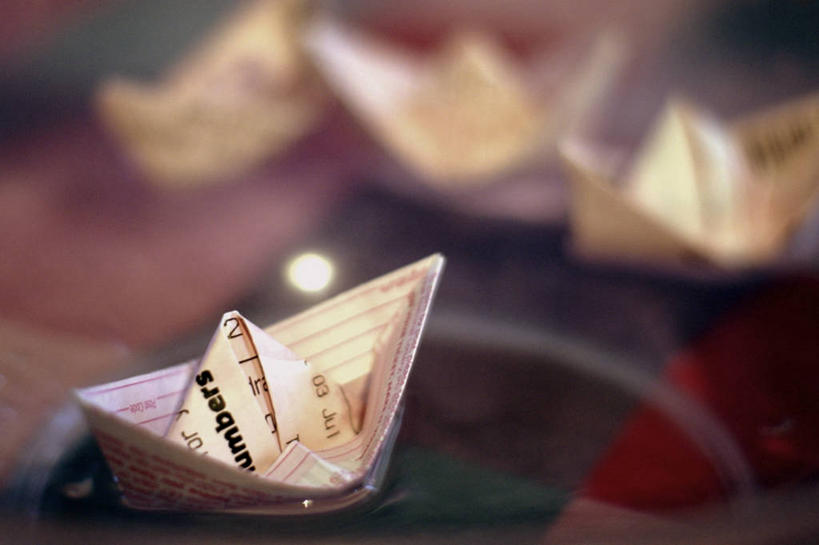 无人,横图,室内,特写,水,英国,漂浮,艺术,文字,折纸,纸艺,手工艺品,折叠,文化,纸制品,工艺品,摄影,创造力,高雅,纸船,工艺折纸,自信心,品位,美术工艺,彩图