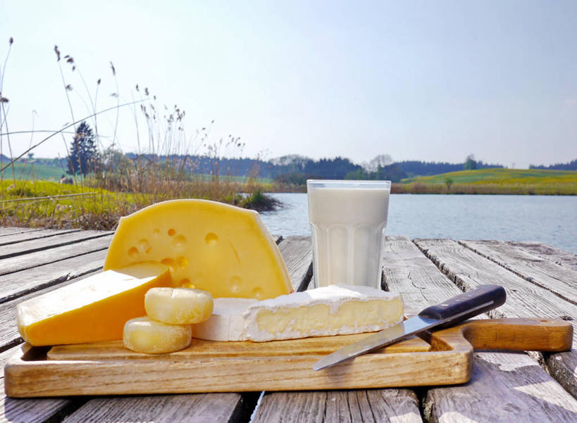 牛奶,无人,横图,室外,白天,留白,旅游,度假,湖,美景,水,德国,木制,景观,食品,野餐,案板,娱乐,饮食,饮料,自然,享受,休闲,景色,放松,摄影,多样,奶制品,自然风光,选择,硬干酪,健康食物,万里无云,巴伐利亚,玻璃杯,彩图,奶油干酪