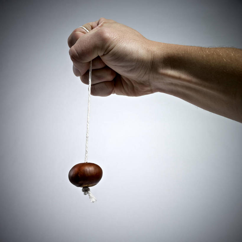 手,一个人,方图,白色背景,英国,拿着,线绳,摄影,部分,休闲活动,彩图,影棚拍摄,晕影,板栗游戏