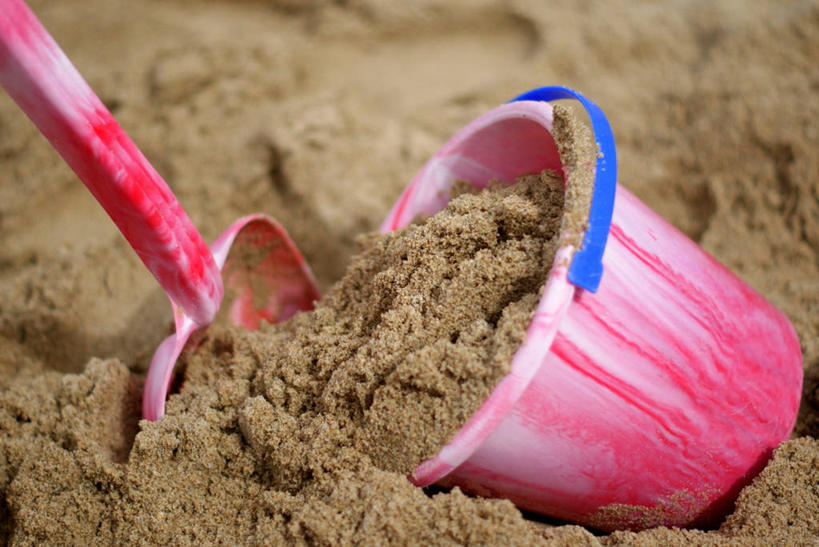 无人,横图,室外,特写,白天,度假,玩具,英国,铲子,沙子,桶,塑胶,两个,粉色,容器,摄影,储藏,宁静,储存,海滩,彩图,手铲,贮存