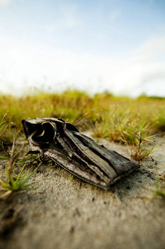 无人,竖图,室外,肯尼亚,废弃,破坏,破损,草,一个,摄影,钱包,单个,报废,损坏,腐烂,废物,不幸,迷路,丢弃,问题,债务,放弃,抛弃,结束,摈弃,彩图,屏弃,摈斥,摒除