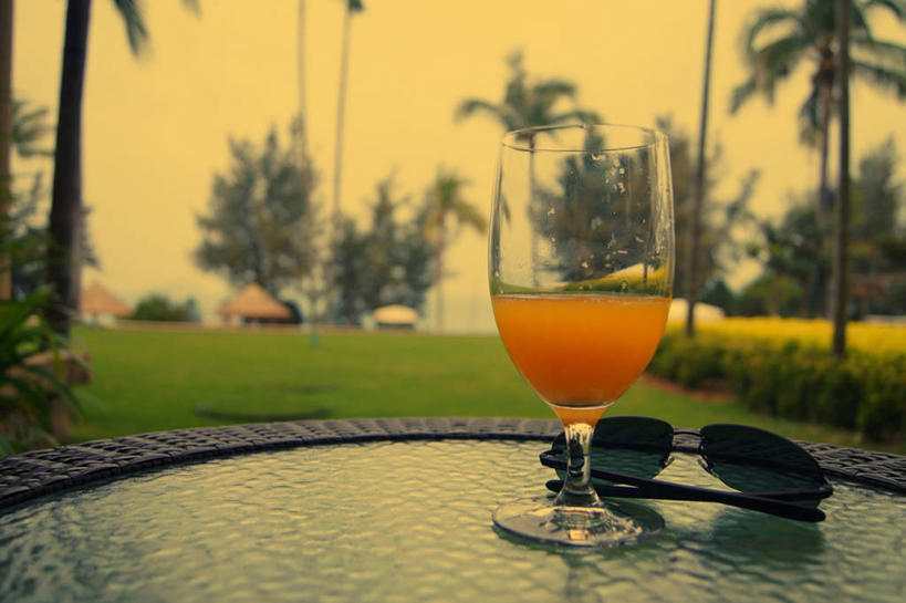 果汁,无人,横图,室外,白天,度假,三亚,透明,饮食,天空,太阳镜,橙色,半满,摄影,清新,健康食物,玻璃杯,海滩,彩图