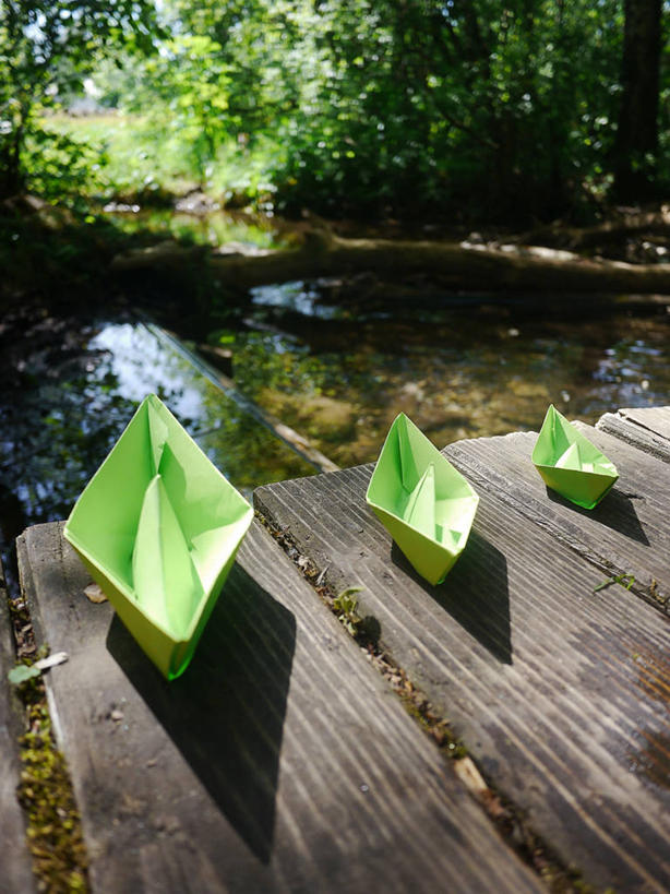 无人,码头,竖图,室外,白天,德国,反射,纸,树,绿色,自然,摄影,多样,宁静,创造力,纸船,选择,巴伐利亚,死水,彩图