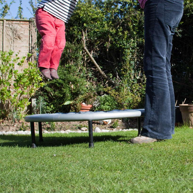 婴儿,儿童,成年人,两个人,家庭,母亲,儿子,站,跳,方图,室外,白天,纯洁,蹦床,英国,连接,半空,休闲装,草,小孩,温暖,温馨,一家人,可爱,乐趣,童年,摄影,活泼,园林,和睦,享乐,宝宝,纯真,烂漫,无邪,伶俐,天真,男性,女人,孩子,休闲活动,跳跃,彩图,融洽,幼儿