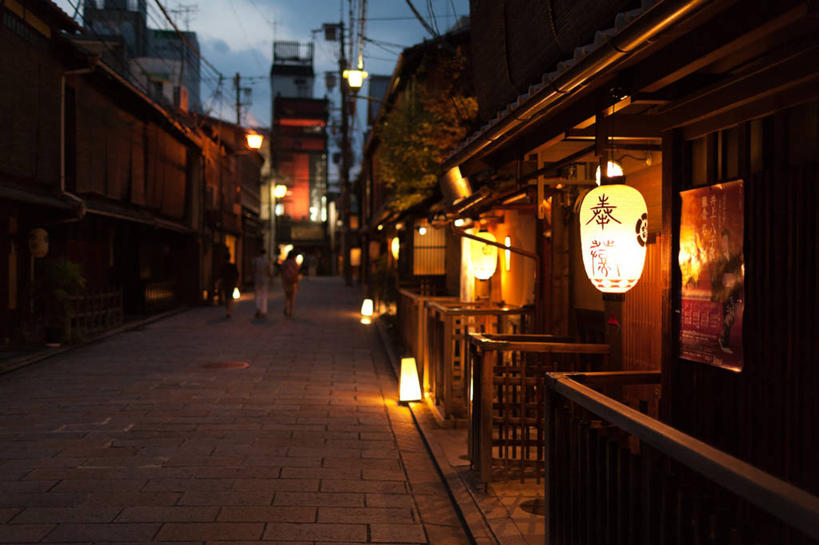 横图,室外,夜晚,建筑,街道,照明,日本,日本文化,灯笼,纸灯笼,云,天空,灯具,摄影,京都府,照亮,照明设备,美术工艺,彩图,餐馆,传统文化