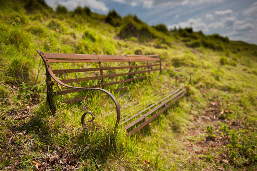 无人,横图,室外,白天,山,英国,生锈,长椅,草,摄影,宁静,腐蚀,侵蚀,腐化,锈迹斑斑,彩图