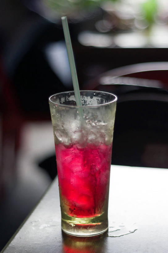 无人,竖图,室内,特写,白天,桌子,马来西亚,冰块,首都,饮食,饮料,红色,吸管,摄影,吉隆坡,玻璃杯,彩图