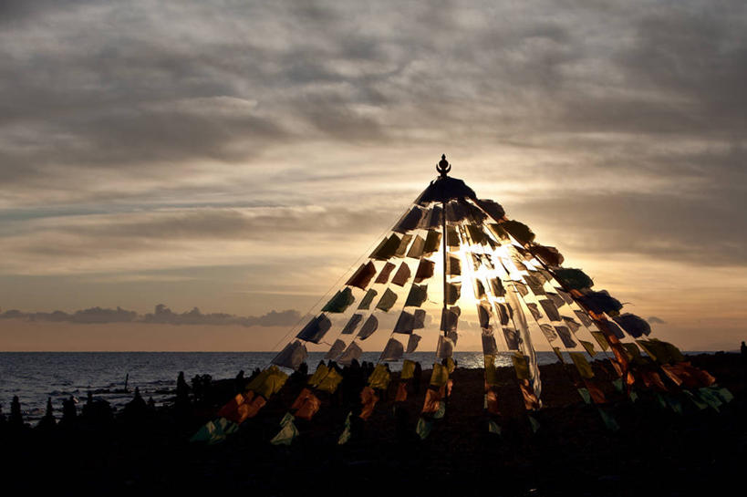 无人,横图,室外,日出,湖,太阳,青海湖,日光,云,经幡,天空,自然,摄影,宗教,佛教,中国文化,逆光,青海省,彩图