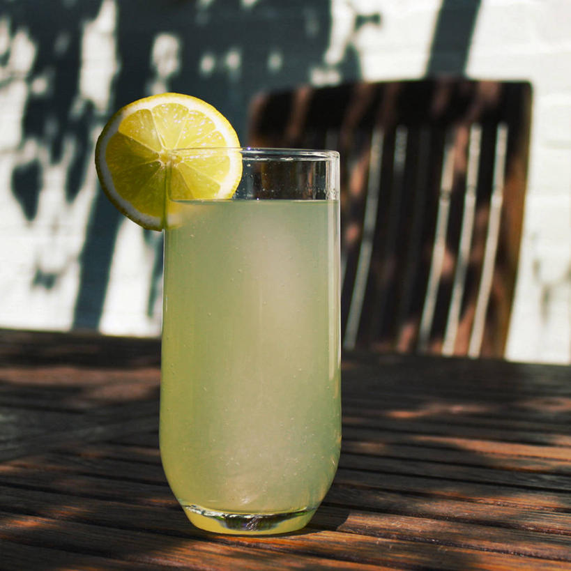 点心,面包,无人,方图,室外,特写,白天,桌子,柠檬,椅子,日光,英国,切开,木制,食品,面点,柠檬水,吐司,饮食,食物,糕点,切,摄影,法式面包,剖面,吐司面包,切面,艾塞克斯大学,玻璃杯,彩图,多士,听型面包