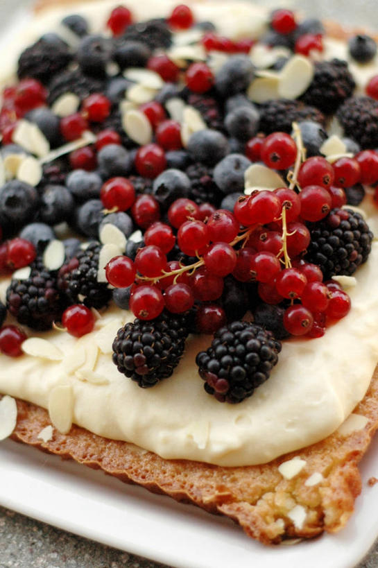 点心,面包,无人,竖图,室内,特写,浆果,杏仁,樱桃,水果,意大利,切开,丰富,食品,面点,甜点,甜品,餐盘,吐司,饮食,食物,糕点,甜食,切,摄影,法式面包,清新,剖面,红醋栗,吐司面包,切面,黑刺莓,彩图,多士,听型面包,蛋糕