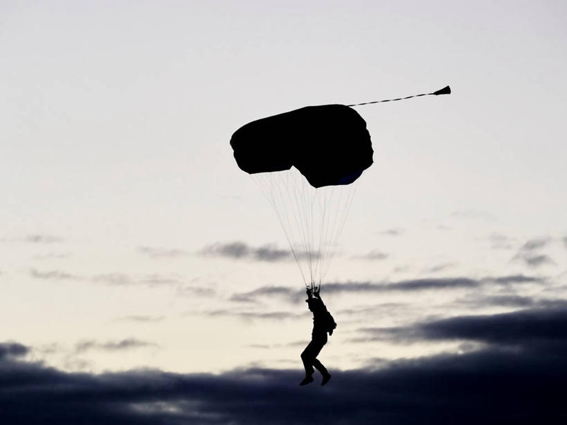 一个人,横图,室外,侧面,探险,自由,风险,运动,降落伞,德国,朦胧,模糊,云,着陆,极限运动,飞,黄昏,摄影,登陆,载具,下降,降落,剪影,巴伐利亚,航空工具,减速器,冒险,危险,跳伞运动,休闲活动,彩图