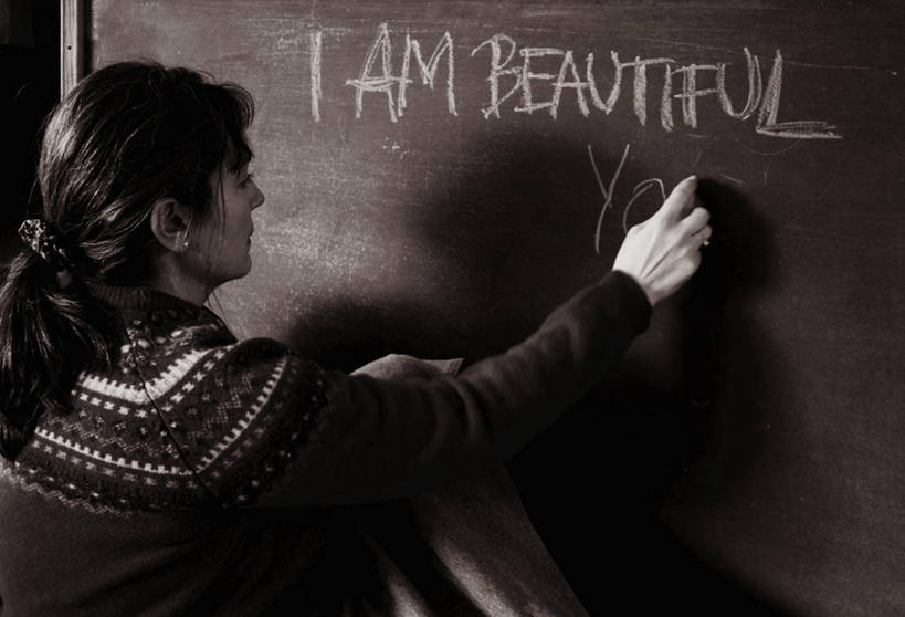 西方人,成年人,中年人,脸,头,脸颊,一个人,横图,室内,特写,白天,通讯,欧洲,美国,欧洲人,仅一个女性,仅一个人,写,文字,拿着,休闲装,肩膀,粉笔,黑板,仅一个中年女性,摄影,英文字母,专心,布卢明顿,女人,女性,中年女性,白种人,头部,脸部,脸蛋,面部,彩图