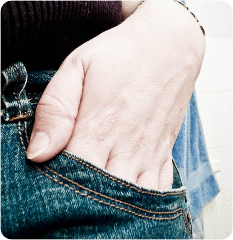 手,一个人,竖图,室内,特写,时尚,英国,牛仔裤,休闲装,摄影,部分,手插袋,插兜,手插兜,彩图,手抄兜