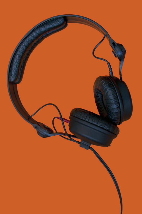 无人,竖图,特写,技术,静物,西班牙,橙色背景,音乐,黑色,耳机,摄影,放音设备,巴伦西亚省,彩图,影棚拍摄