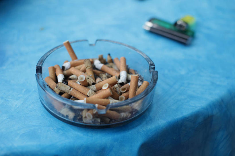 无人,横图,室外,特写,白天,德国,许多,废弃,很多,桌布,蓝色,打火机,摄影,熄灭,烟灰缸,烟蒂,上瘾,销毁,结束,巴伐利亚,烧毁,彩图