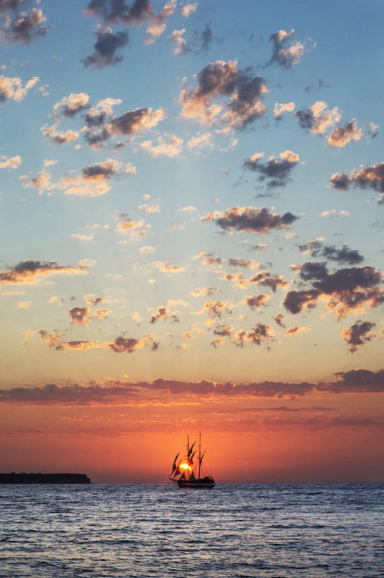 帆船,无人,竖图,室外,海洋,日落,船,希腊,欧洲,波纹,水平线,云,风景,天空,自然,交通工具,运输,摄影,宁静,基克拉迪群岛,圣托里尼岛,载具,剪影,希腊共和国,基克拉泽斯群岛,彩图