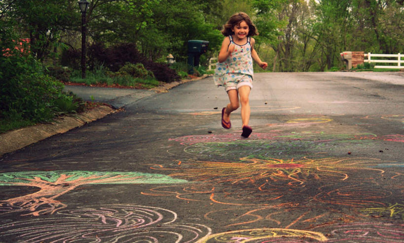 西方人,儿童,一个人,跑,横图,室外,白天,幸福,纯洁,街道,路,欧洲,美国,欧洲人,仅一个女性,仅一个人,休闲装,树,小孩,仅一个小孩,可爱,童年,童趣,摄影,创造力,享乐,童真,烂漫,无邪,布卢明顿,天真,女孩,女人,女性,白种人,孩子,休闲活动,彩图,欢乐,女生