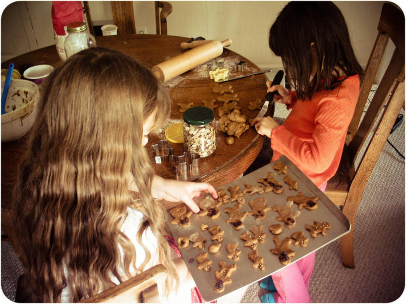 西方人,儿童,头发,一个人,两个人,坐,横图,俯视,室内,纯洁,桌子,椅子,欧洲,美国,欧洲人,仅一个女性,仅一个人,准备,擀面杖,拿着,注视,休闲装,饮食,小孩,观察,看,仅一个小孩,金色,可爱,童年,童趣,摄影,观看,察看,关注,餐刀,童真,烂漫,无邪,布卢明顿,天真,女孩,女人,女性,白种人,孩子,彩图,高角度拍摄,女生