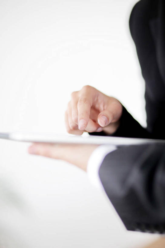 成年人,手,两个人,商务人士,商务男性,商务女性,办公室,竖图,室内,白天,衬衫,商务,德国,指,套装,拿着,指点,摄影,部分,指向,企业,公司,商务装,工薪阶层,平板电脑,无线电技术,男人,女人,白领,上班族,彩图,衬衣