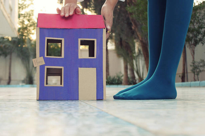 成年人,一个人,家,站,横图,室外,白天,游戏,玩具,科威特,亚洲,仅一个女性,弯腰,标签,文字,房屋,屋子,首都,玩,拿着,娱乐,楼房,住宅,紫色,休闲,益智,摄影,活动,英文字母,纸板,裤袜,发泄,消遣,智力,房地产,西亚,梦想,波斯湾,宣泄,科威特国,想法,科威特城,玩耍,嬉戏,彩图,房子