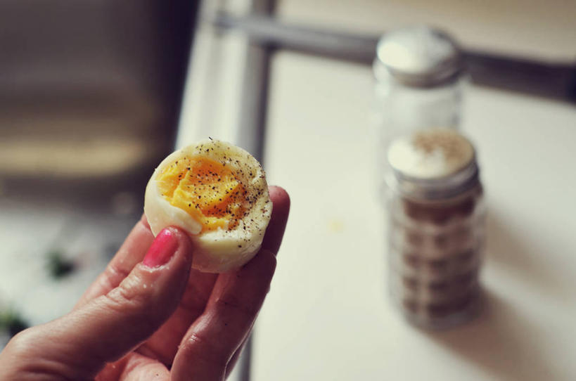 成年人,手,一个人,横图,室内,特写,美国,仅一个女性,粉末,调料,调味,鸡蛋,香料,佐料,食品,胡椒粉,调味品,调味料,拿着,调味瓶,饮食,瓶子,粉,半满,摄影,部分,配料,清新,健康食物,缅因州,作料,粉状,粉剂,胡椒,彩图,古月粉